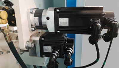 Coating unit independently controllyed by a servo-motor